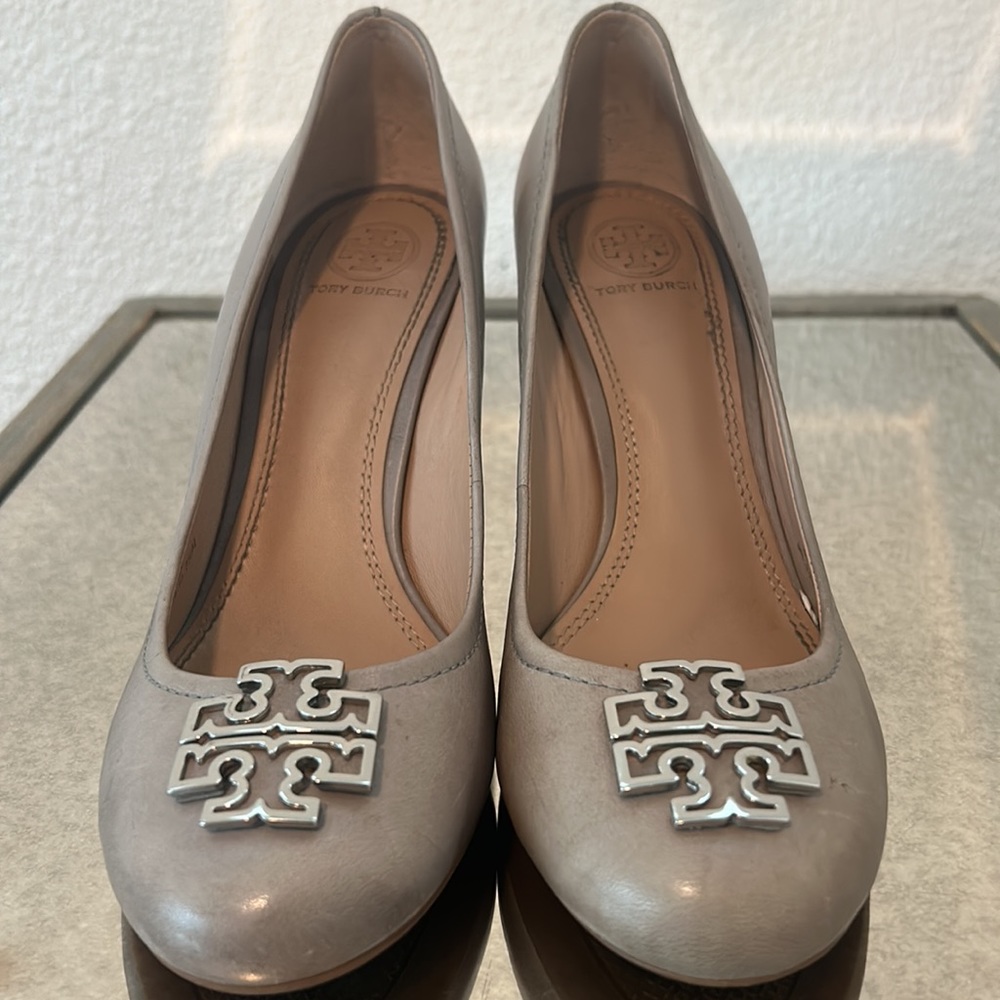 Tory Burch- grey leather round toe heel w/silver metal double T logo. - Picture 4 of 5